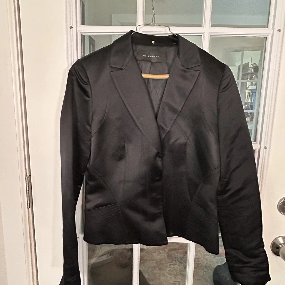 Elie Tahari‎ 100% Silk Black Satin Cropped Blazer Medium Contoured Seams
